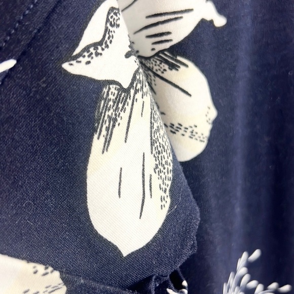 LULAROE |💙🌺 Navy Blue & White Hawaiian Floral Print Burton-Up Short-Sleeved Top - Picture 9 of 10